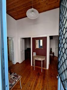 una sala de estar con una mesa en el centro de una habitación en Gyzi 's house en Tinos Town