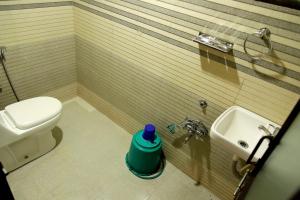 łazienka z toaletą i umywalką w obiekcie vattachalil villa w mieście Anachal
