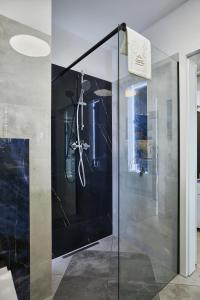 doccia con porta in vetro in camera di Golden Hour Apartments- Plac Słowiański 43 a Świnoujście