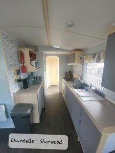 Kitchen o kitchenette sa 6 Berth Caravan Golden Palm Chapel St Leonards Skegness