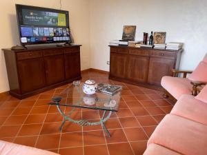 a living room with a coffee table and a flat screen tv at Landora in Grazzano Badoglio