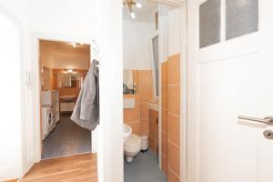 La salle de bains est pourvue de toilettes et d'un lavabo. dans l'établissement Altbau-Apartment im Westend I Küche I Hochparterre, à Wiesbaden