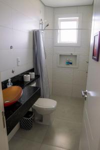 Ванная комната в Apto Eugênia- Moderno e bem localizado