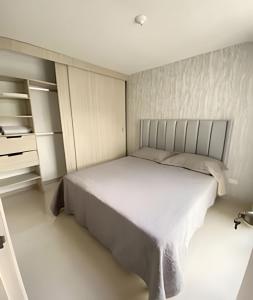 - une chambre avec un grand lit blanc dans l'établissement GURUS FR | Familiar en Dosquebradas, con piscina, Long Stay, à Dosquebradas