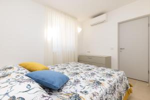 Ένα ή περισσότερα κρεβάτια σε δωμάτιο στο MANSUELA Apartmani PUNTA +42 φωτογραφίες