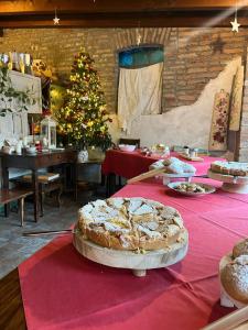 a table with a christmas tree in a room at Agriturismo Il Campagnino in Cremona