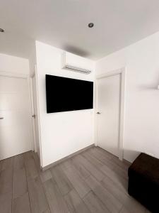 En tv och/eller ett underhållningssystem på Apartamento costero, los Abrigos.