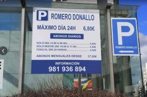 a parking sign in front of a building at Pink Home in Santiago de Compostela