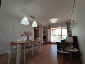 een eetkamer en een woonkamer met een tafel en stoelen bij Apartamento Azul Marino in Denia