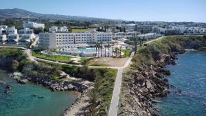 una vista aérea de un complejo situado junto a un cuerpo de agua en Queens Bay Hotel, en Pafos