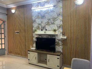 Pokój z telewizorem z płaskim ekranem na ścianie w obiekcie Villa JFK2 w mieście Wagadugu