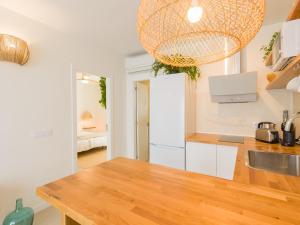 een keuken met een houten aanrecht in een kamer bij Apartamento MOJO a 100mts de la playa de Corralejo in Corralejo