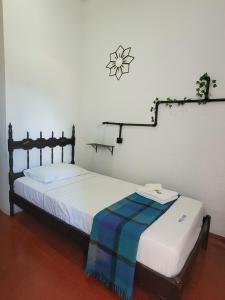 una camera con un letto e un orologio a muro di Dom Pedro Hotel a Petrópolis