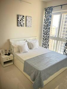 Un pat sau paturi într-o cameră la Your Ultimate Luxe Awaits!