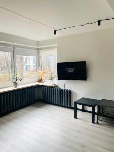 TV a/nebo společenská místnost v ubytování Modern & Cozy Gem - Spacious Central Retreat with private entrance