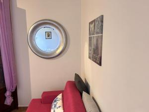帕斯特拉納的住宿－apartamento en pastrana villa ducal，客厅设有红色的沙发和圆形窗户