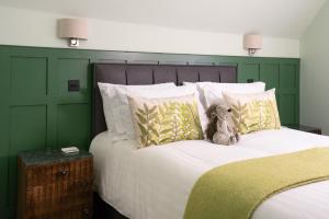un perro pequeño sentado encima de una cama en Apartments at Number 16 - The Jolly Coopers, en Hampton