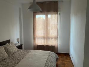una camera con letto e finestra di Apartamento Buenavista en Oviedo a Oviedo