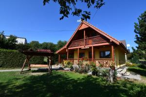 ein kleines Haus in einem Garten mit grünem Rasen in der Unterkunft Chata Lipka in Vinné