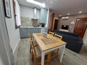 a kitchen and dining room with a table and chairs at ToledoAloja - Estudio en Toledo in Toledo