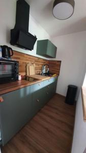 una cucina con lavandino e forno a microonde di Apartment in der Alpenresidenz mit einem faszinierenden Ausblick a Berchtesgaden