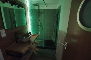 un bagno con lavandino e doccia con porta in vetro di Apartment in der Alpenresidenz mit einem faszinierenden Ausblick a Berchtesgaden
