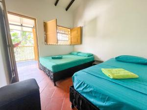 Pokój z 2 łóżkami i oknem w obiekcie Casa Clandestina Campestre w mieście San Rafael