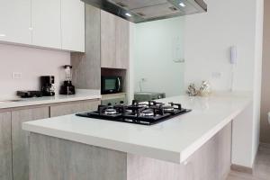 een witte keuken met een fornuis top oven in bij Apartamento 201 Kappa in Bogota