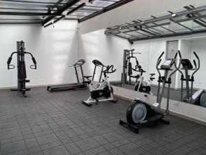 een fitnessruimte met diverse hometrainers in een kamer bij Apartamento 201 Kappa in Bogota