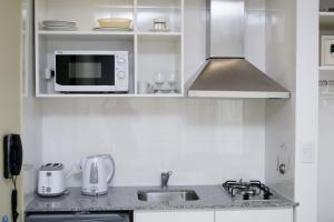 Le Batiment Apartments的厨房或小厨房