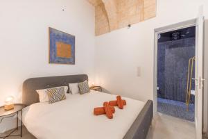 um quarto com uma cama com dois objectos castanhos em CASA NOBILE APARTMENTS em Valletta