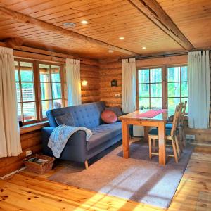 sala de estar con sofá azul y mesa en Lootuse Spa, en Nõmmemaa