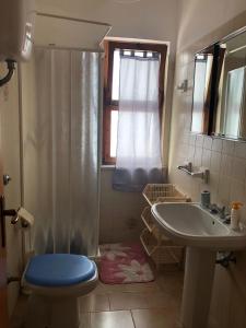 een badkamer met een toilet en een wastafel bij Appartamenti "LE CASETTE DI TERESA" in Ortona