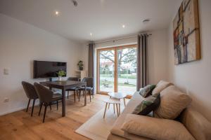 a living room with a couch and a table at Appartement an der alten Linde in Weil