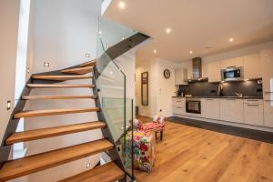 a staircase in a living room with a kitchen at Appartement an der alten Linde in Weil
