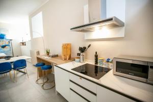 een keuken met witte kasten en een aanrecht bij Villa Baragiola in Como