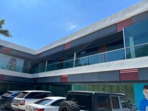 un estacionamiento frente a un edificio en Departamentos Plaza 32, en Mérida