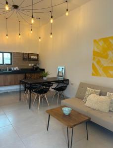 una sala de estar con un sofá y una mesa en Departamentos Plaza 32, en Mérida