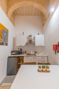 una cocina con encimeras blancas y armarios blancos en CASA NOBILE APARTMENTS, en La Valeta