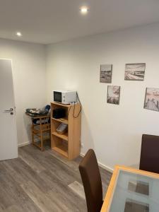 a room with a desk and a computer on a wall at Ferienwohnung Traumschleife Klettersteig in Boppard