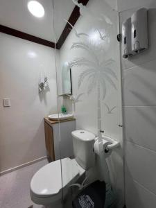 baño con aseo y pegatina de palmera en la pared en 402 GTA Sandreas / la casa de papel, en Medellín