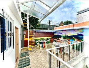 un balcón con un mural en el lateral de un edificio en 402 GTA Sandreas / la casa de papel, en Medellín