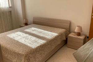 - une chambre avec un lit et 2 tables de chevet dans l'établissement Appartamento in Salento, à San Vito dei Normanni