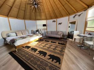 Glamping-Sky Dome Yurt-Tiny House-2 by Lavenders field في Valley Center: غرفة نوم بسرير في خيمة