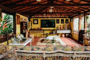 ein Wohnzimmer mit einem Sofa und einem Tisch in der Unterkunft Encantes do Nordeste in Barreirinhas