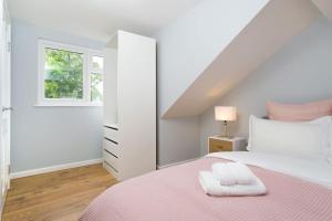 Gallery image of Delphina - Spacious 2BR Modern Maisonette in London