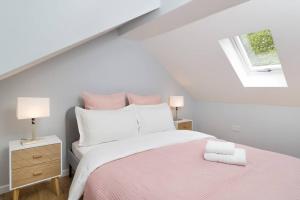 Een bed of bedden in een kamer bij Delphina - Spacious 2BR Modern Maisonette
