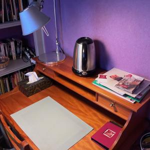 a wooden desk with a lamp on top of it at Camera et Caetera Chambres d'hôtes B&B in Roubaix