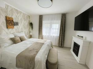 une chambre blanche avec un lit et une cheminée dans l'établissement Villa Dobri Dupin, à Posedarje