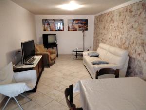 un soggiorno con divano e TV di Villa Rossana a Sassofortino
